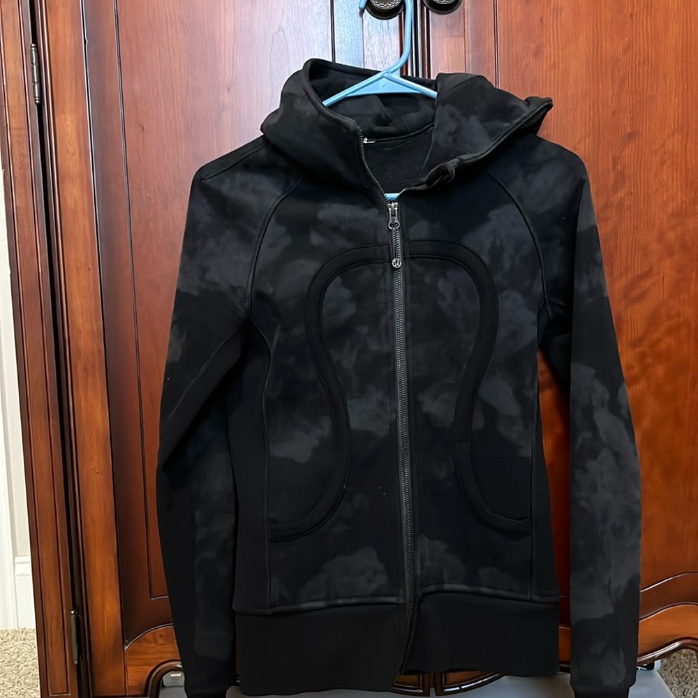 Lululemon size 2 camo scuba jacket